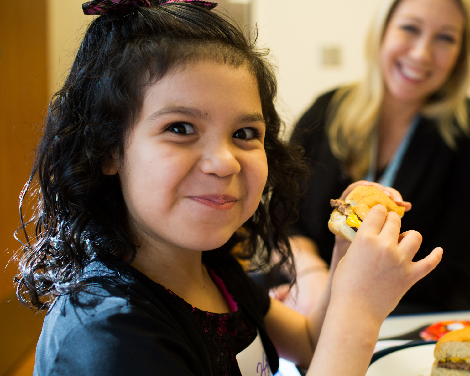 child girl eating hamburger pediatric ulcerative colitis