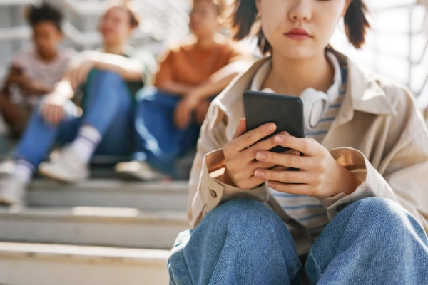 Digital Validation: How Likes and Comments Affect Our Mood